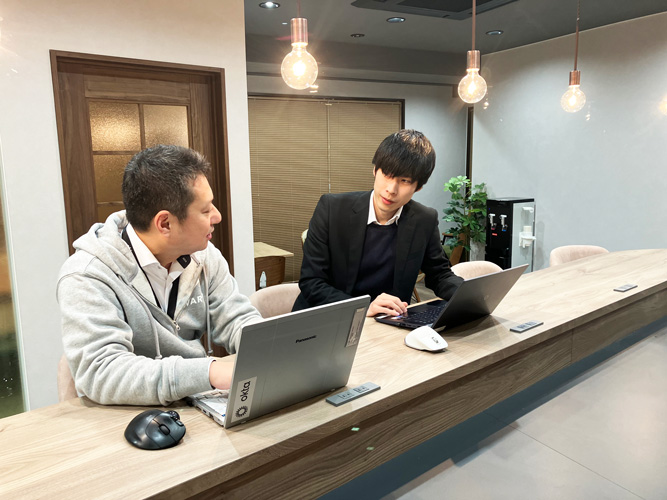 採用情報（社員ミーティング風景）
